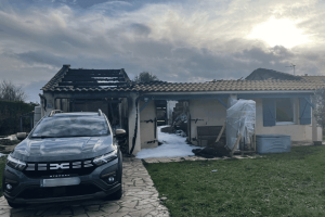 Un incendie ravage une maison en Vendée, deux corps retrouvés à l'intérieur.