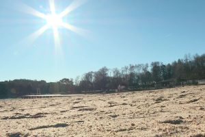 Ce lac vidé de son eau pour l’hiver révèle un paysage apocalyptique