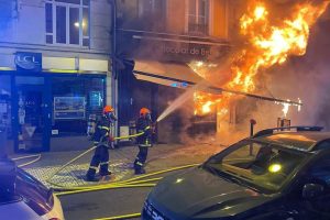 Un incendie impressionnant détruit la boutique de la chocolaterie Beussent à Wimereux, deux employés indemnes