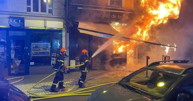 Un incendie impressionnant détruit la boutique de la chocolaterie Beussent à Wimereux, deux employés indemnes