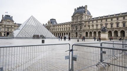 Le Musée du Louvre fermé en raison d'un mouvement de grève, le 12 janvier 2026. (MARTIN LELIEVRE/AFP)