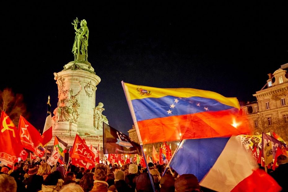 Manifestation à Paris : des milliers de personnes réunies place de la République contre l’opération américaine au Venezuela