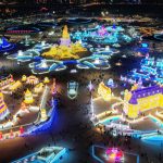 Chine : Le festival annuel de sculptures de glace s'ouvre avec un feu d'artifice