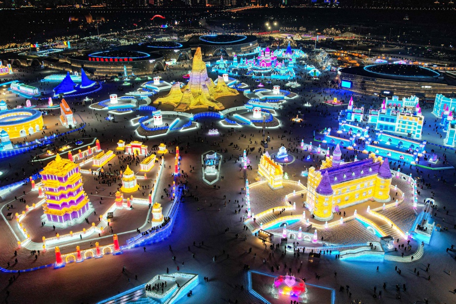 Chine : Le festival annuel de sculptures de glace s'ouvre avec un feu d'artifice