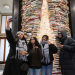 Prague : Une tour de livres attire l'attention des touristes