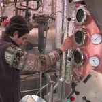 Revival de la tradition du bouilleur de cru ambulant : un métier d'alchimiste en action