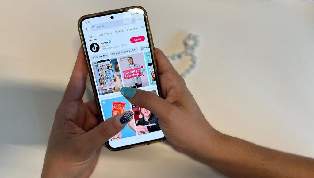 Interdiction des réseaux sociaux : un collège de Rochefort invente des alternatives avec jeux de société, sport, soirées - ICI