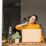 Étirement au bureau : soulagez rapidement le dos et les épaules entre deux mails