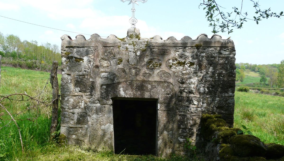 Des fidèles prient et déposent leurs intentions auprès des eaux dites miraculeuses