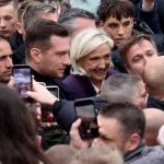 Les agriculteurs dressent un barrage filtrant sur l’autoroute A1