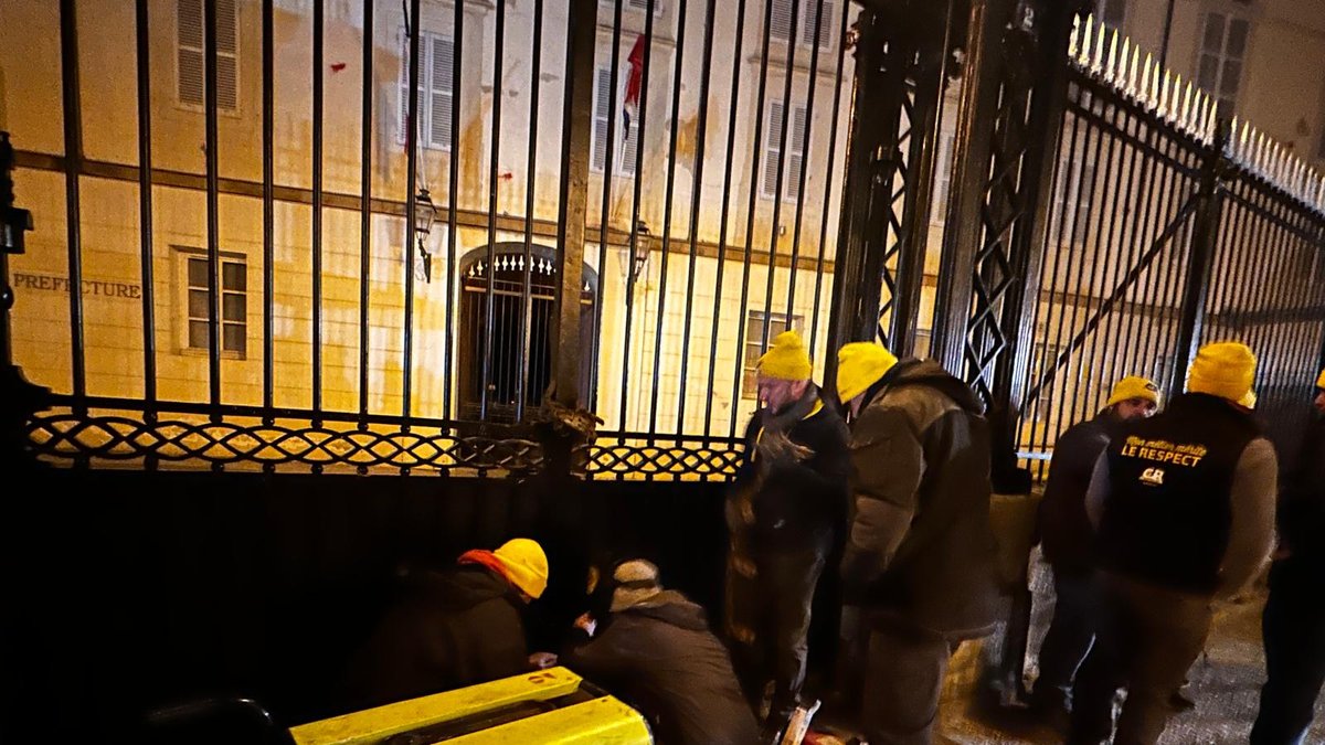 Des militants soudent des portails de bâtiments de l’État pour protester contre l’abattage total