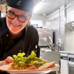 À 57 ans, Dominique relève le défi de la reconversion et s’épanouit dans la cuisine