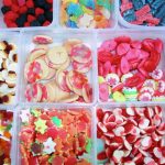 Le Royaume-Uni interdit la publicité pour les pizzas et céréales sucrées ciblant les enfants.