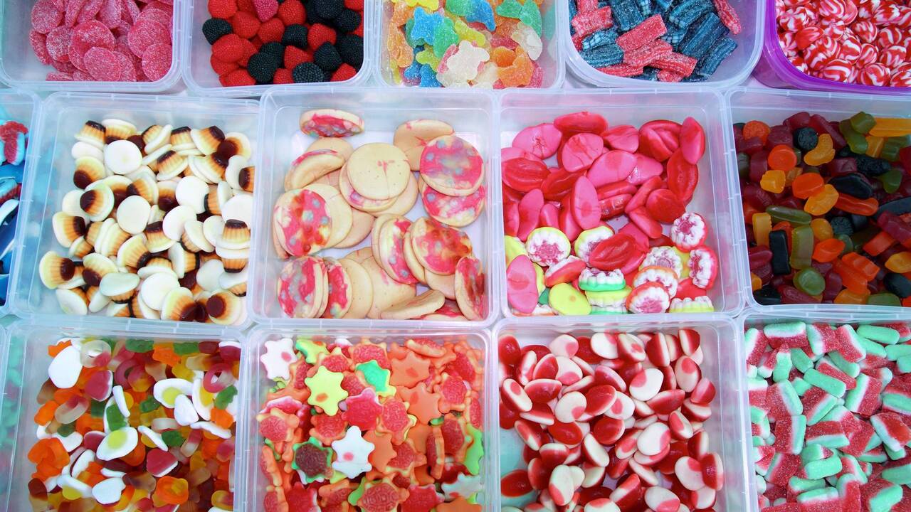 Le Royaume-Uni interdit la publicité pour les pizzas et céréales sucrées ciblant les enfants.