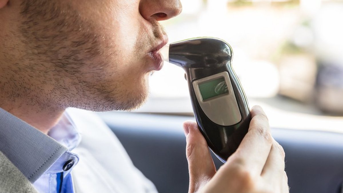 Un conducteur arrête sa voiture broyée sur le périphérique, la police relève un taux d’alcool record
