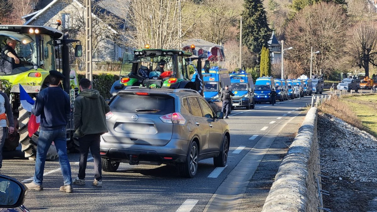 Colère des agriculteurs : affrontement entre manifestants et blindés Centaure près de la frontière espagnole