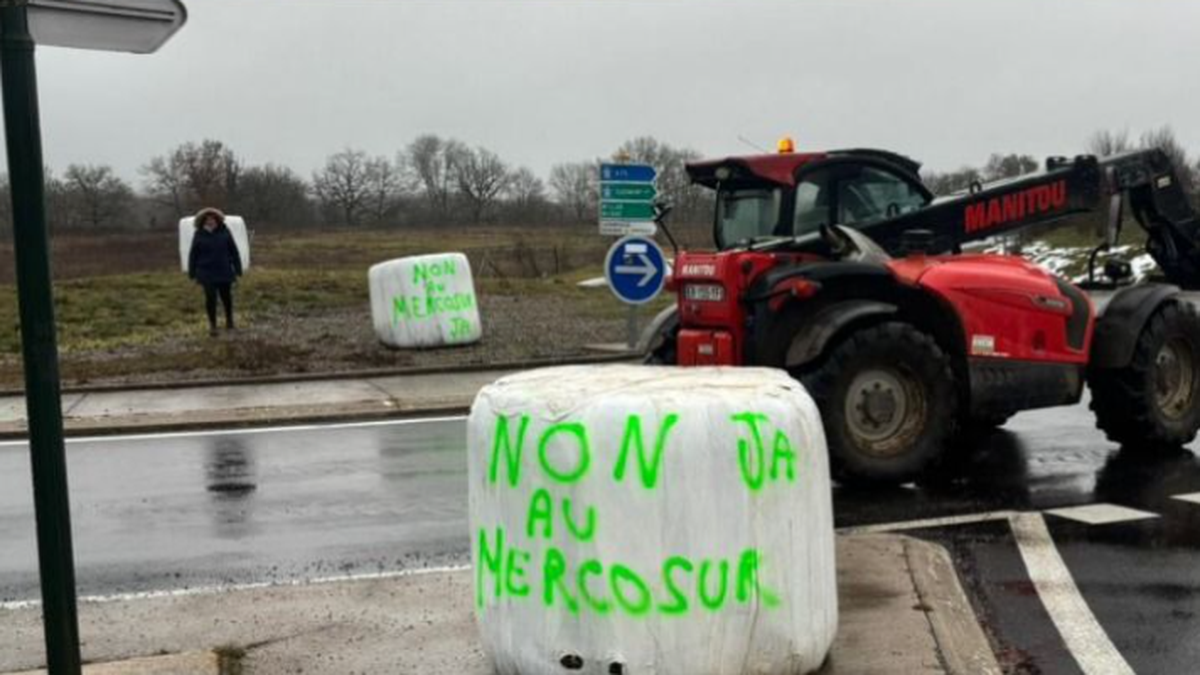 Mobilisation de la FDSEA et des JA devant la préfecture de l’Aveyron ce vendredi matin