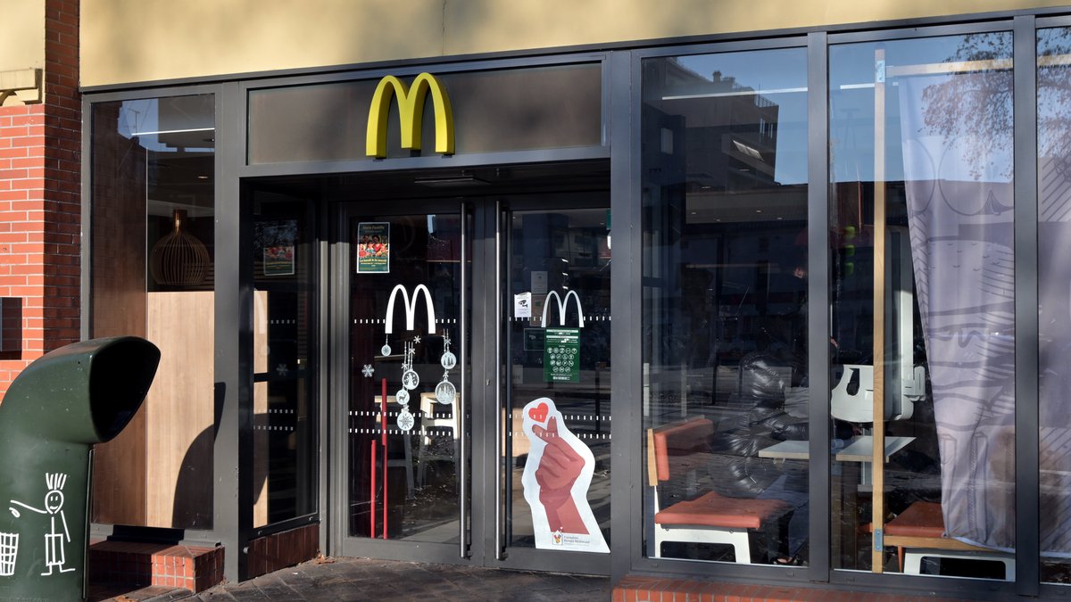 À Agen, les employés du McDonald’s travaillent sans chauffage et se réchauffent près des friteuses