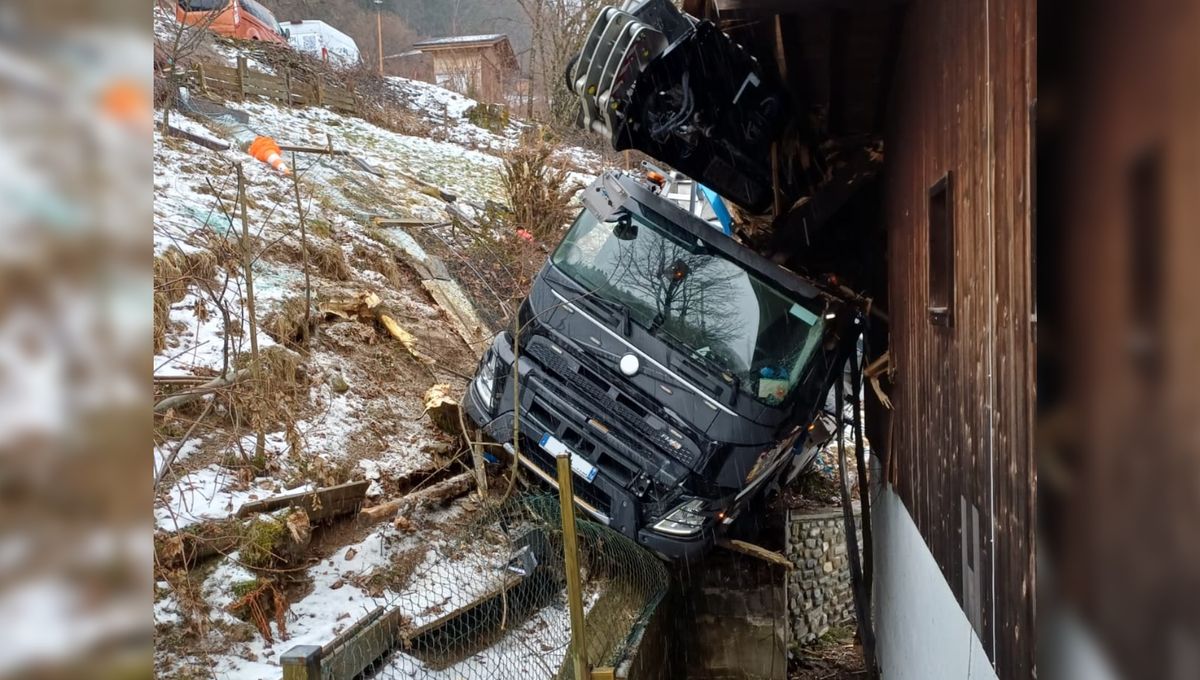 Morzine : un camion-grue quitte la route et percute un chalet
