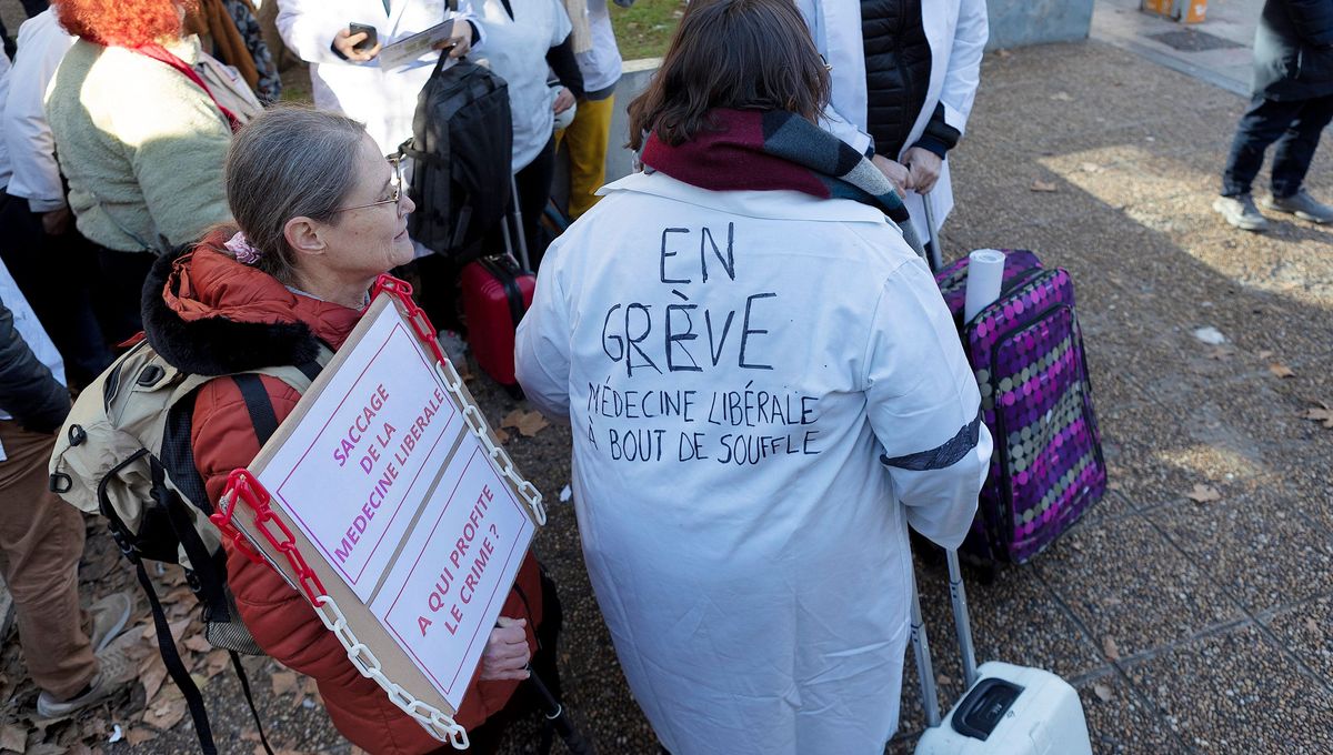 Grève des médecins : manifestation à Paris pour dénoncer une dérive autoritaire du système de santé