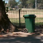 Un homme se fait voler sa voiture en tentant de ramasser une poubelle pendant une tempête