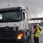 En colère contre le Mercosur, les agriculteurs contrôlent les camions au péage du viaduc de Millau