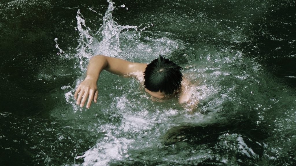 Un cambrioleur de 15 ans échappe à la police en traversant un fleuve en crue : trois agents le sauvent.