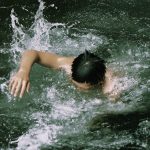 Un cambrioleur de 15 ans échappe à la police en traversant un fleuve en crue : trois agents le sauvent.