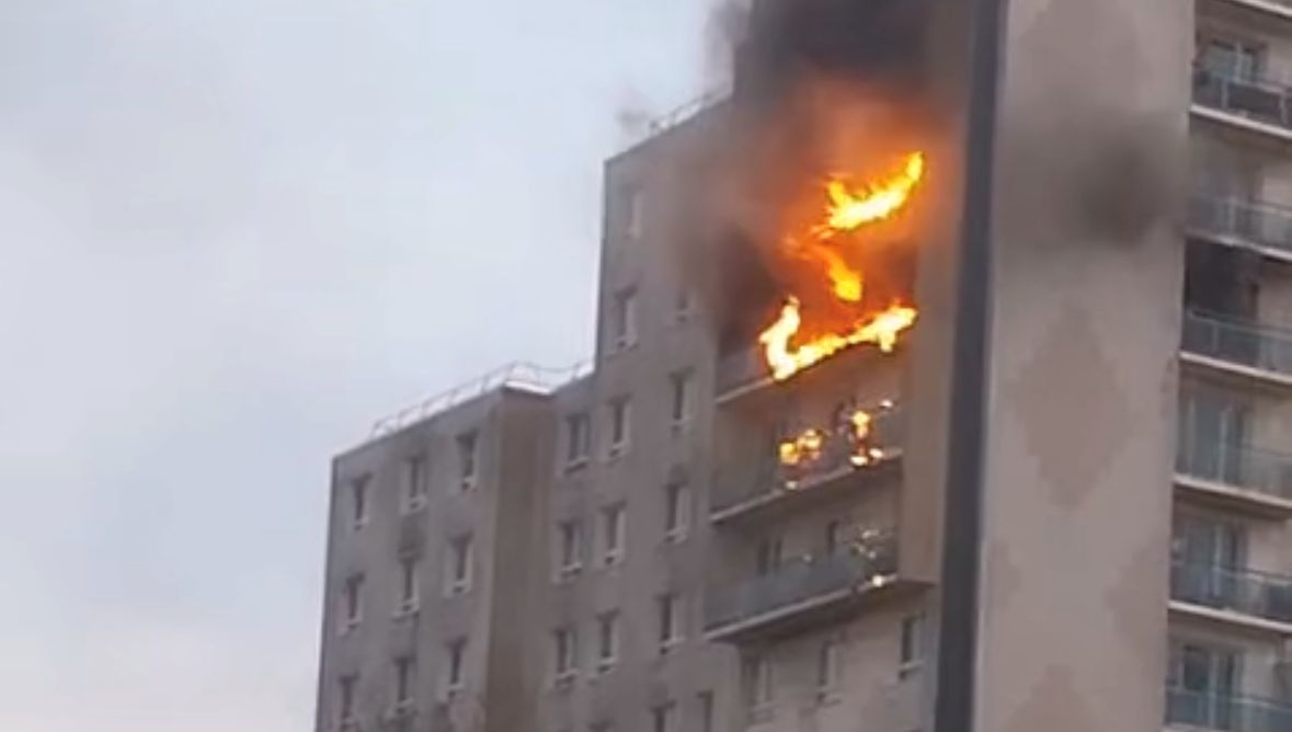 Neuf logements détruits dans un incendie d'immeuble à Lille : les détails.