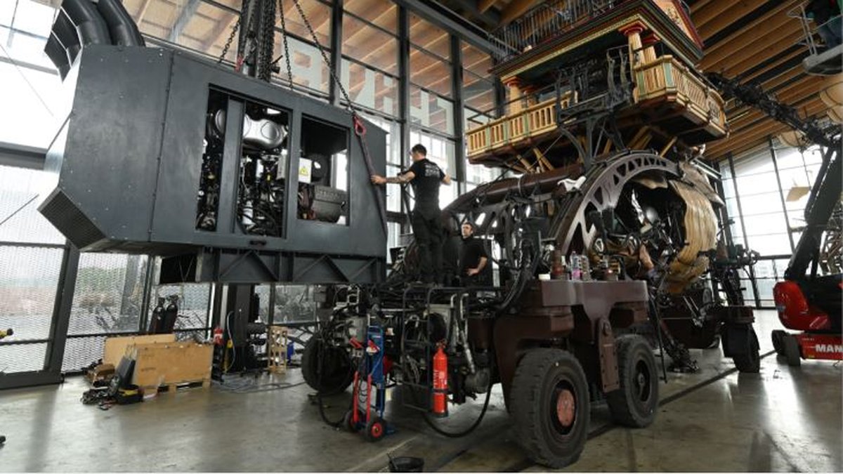 Halle de la Machine à Toulouse : le Minotaure reçoit un moteur de 2,7 tonnes, une greffe précise