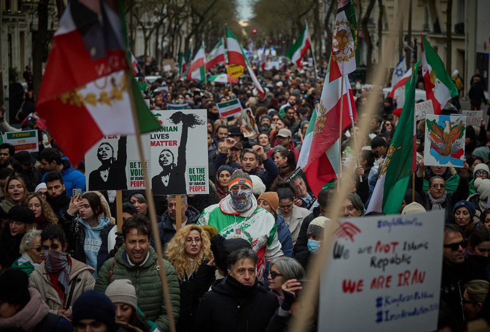 Manifestation à Paris pour soutenir les manifestants en Iran