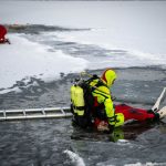 "Le risque de perdre ses repères est constant" : les pompiers s’entraînent à la plongée sous glace, un exercice rare et dangereux