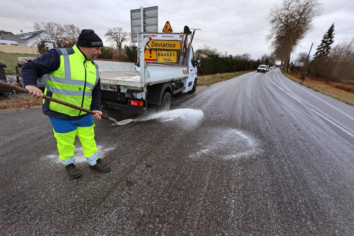 Landes : des équipes mobilisées pour le salage des routes face aux conditions hivernales