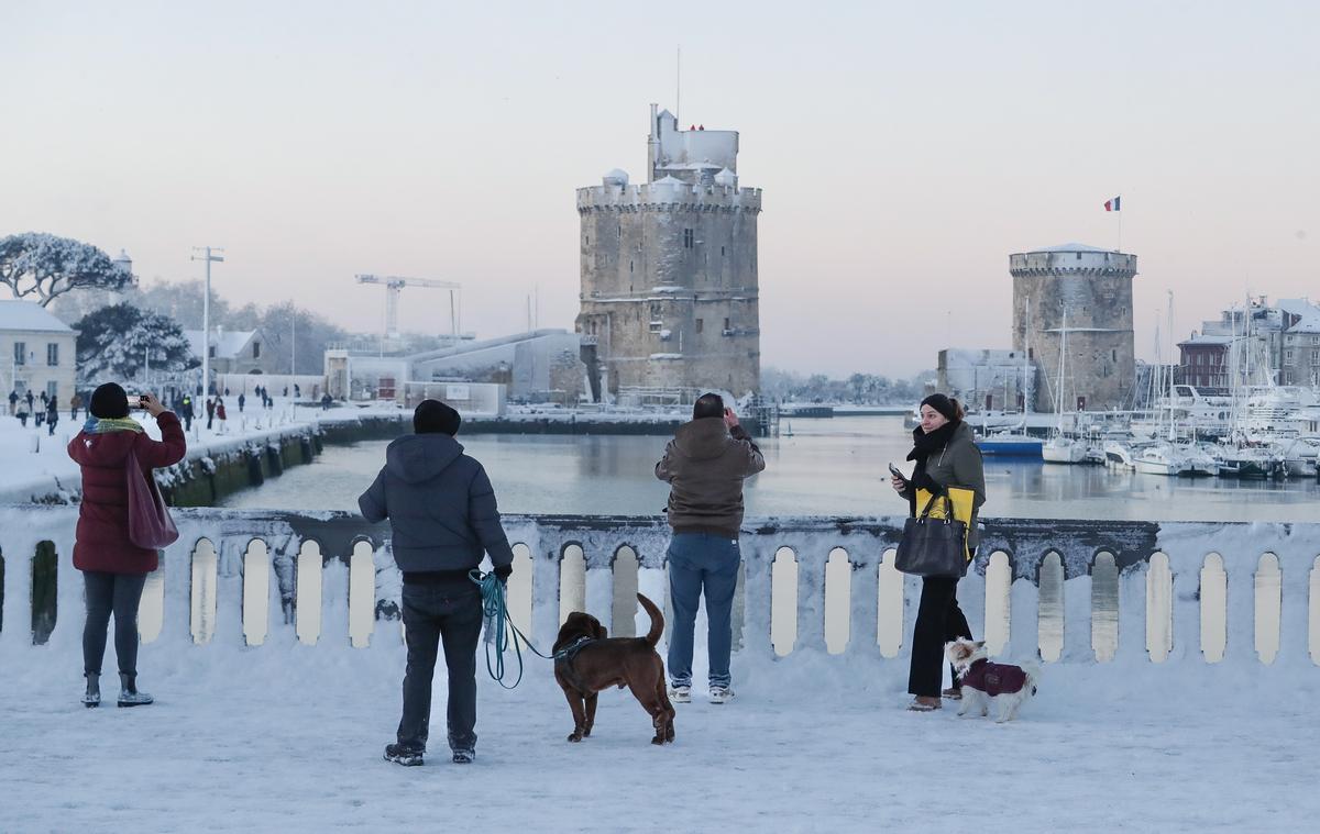 Neige exceptionnelle : la Charente-Maritime paralysée et fortement perturbée toute la journée