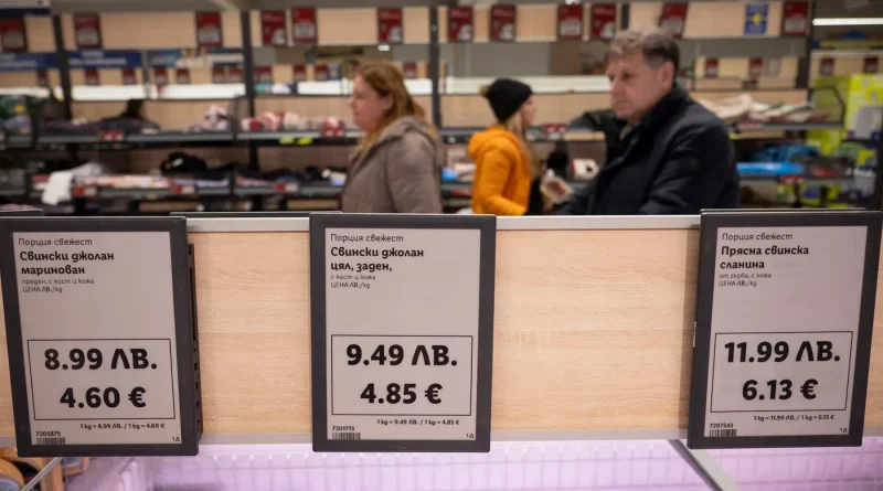 La Bulgarie adopte l'euro le 1er janvier, des inquiétudes sur la hausse des prix émergent
