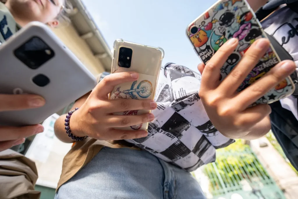 Réseaux sociaux : l'interdiction du portable au lycée après les collèges, une possibilité ?