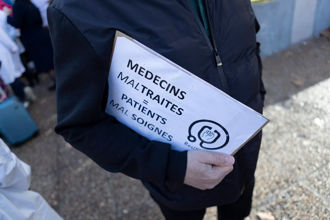 Des milliers de médecins défilent à Paris et interpellent le Premier ministre