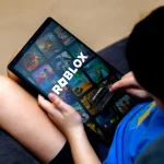 Pédocriminalité : le gouvernement cible le jeu en ligne Roblox pour ses risques