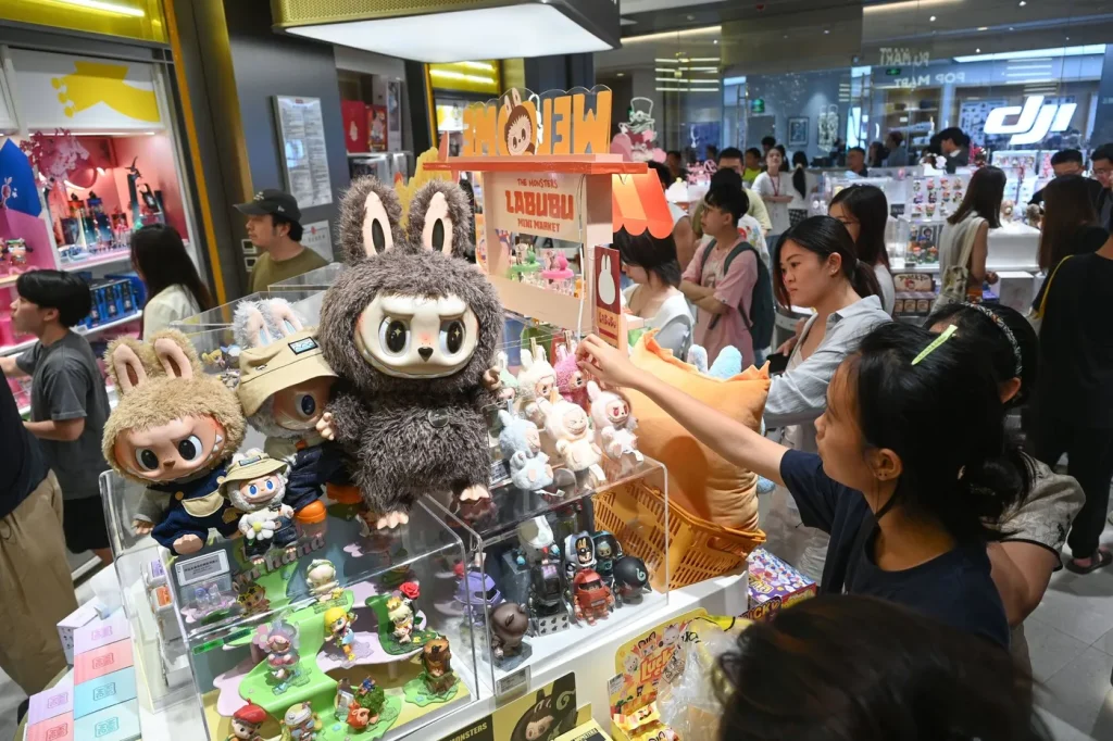Boîtes mystères et Labubu : les jeunes Chinois adoptent les achats émotionnels contre la déprime