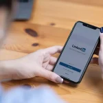 Une fausse responsable RH sur LinkedIn : les conseils d’un expert IA pour éviter les arnaques