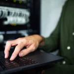 Un administrateur réseau licencié pour surveillance des mails réclame 53 000 € à son employeur