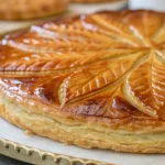 La CPAM refuse un accident du travail après la chute de galettes des rois, mais la justice lui donne tort