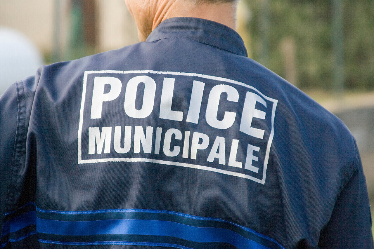 Yvelines : un homme touche les parties intimes d’un policier en uniforme lors d’une fête communale