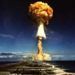 "Ils nous ont empoisonnés" : vivre après les essais nucléaires