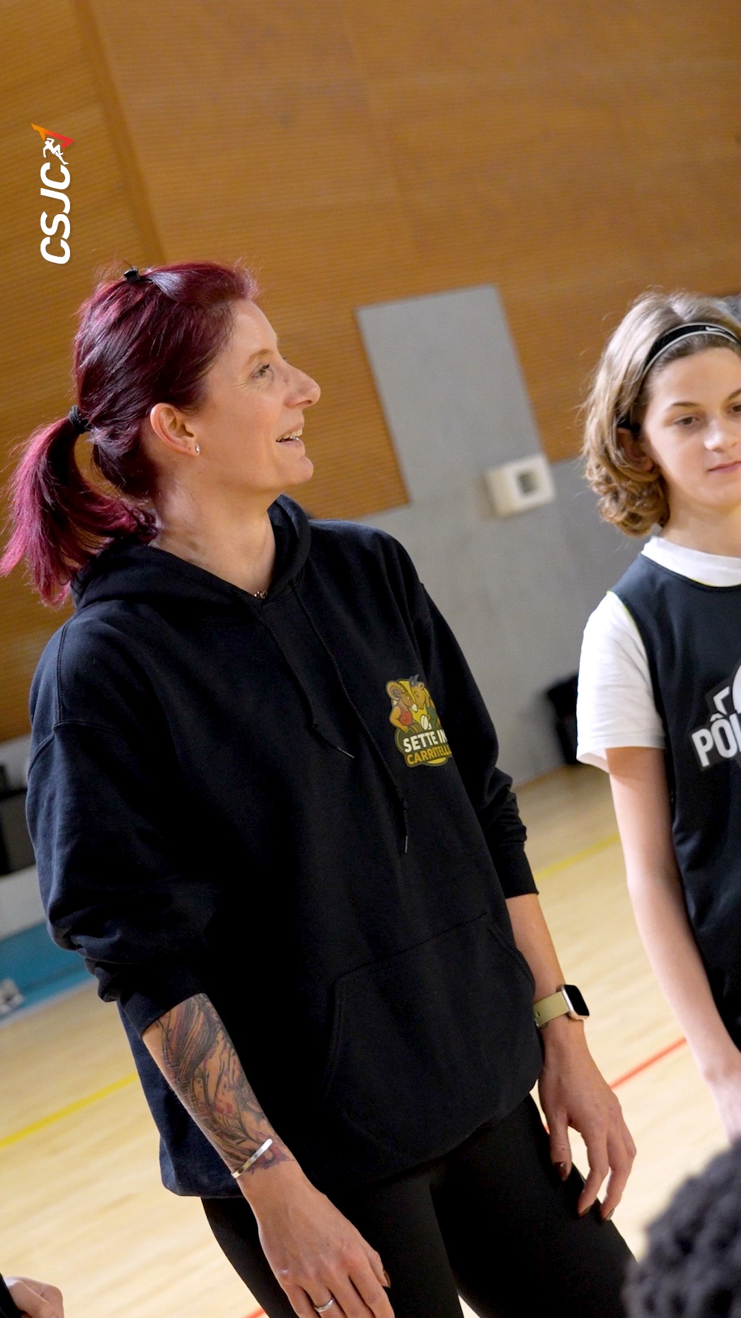 Aude MEYER-CARBUCCIA propose une séance de rugby à 7 en fauteuil pour les jeunes athlètes.