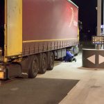 Une personne migrante meurt écrasée, après une chute à l'arrière d'un poids lourd en partance pour l'Angleterre