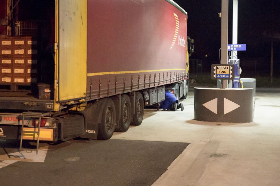 Une personne migrante meurt écrasée après une chute d'un poids lourd vers l'Angleterre.