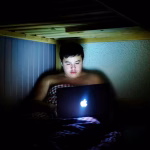 Réseaux sociaux : les algorithmes identifient la vulnérabilité des adolescents