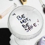 Une barmaid lyonnaise imagine un chouchou anti-drogue pour sécuriser son verre en soirée