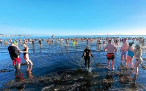À Saint-Cast-le-Guildo, 780 furieux se jettent dans une eau à 9 °C [Vidéo]